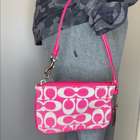 Coach EUC pink and cream, monogrammed wristlet with hang tag - Picture 4 of 8